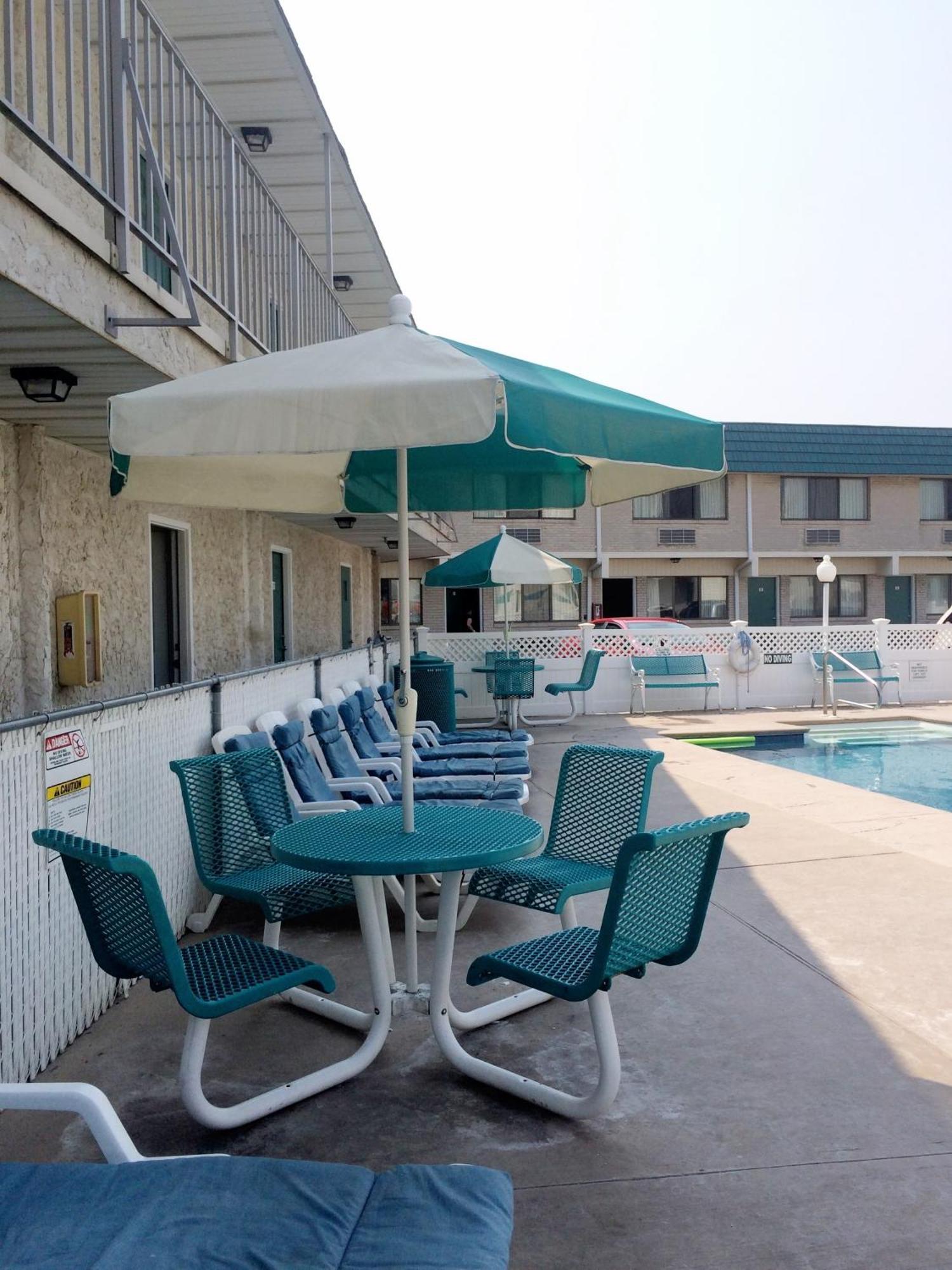 Sand Pebble Motor Lodge Пойнт Плезънт Бийч Екстериор снимка