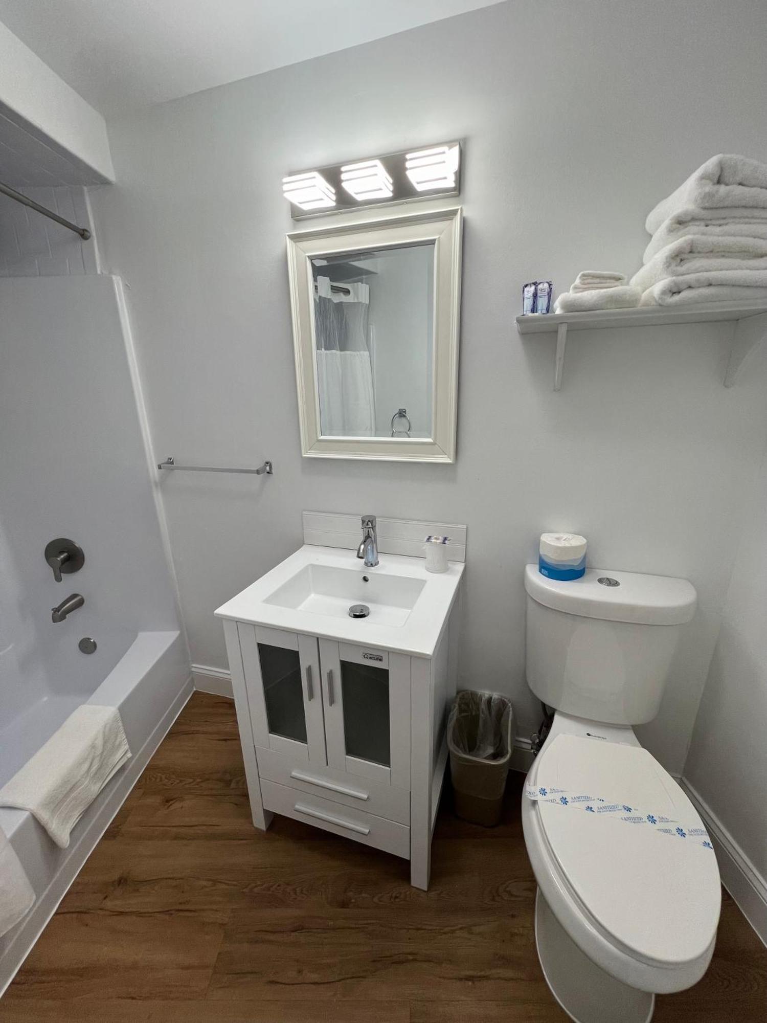 Sand Pebble Motor Lodge Пойнт Плезънт Бийч Екстериор снимка