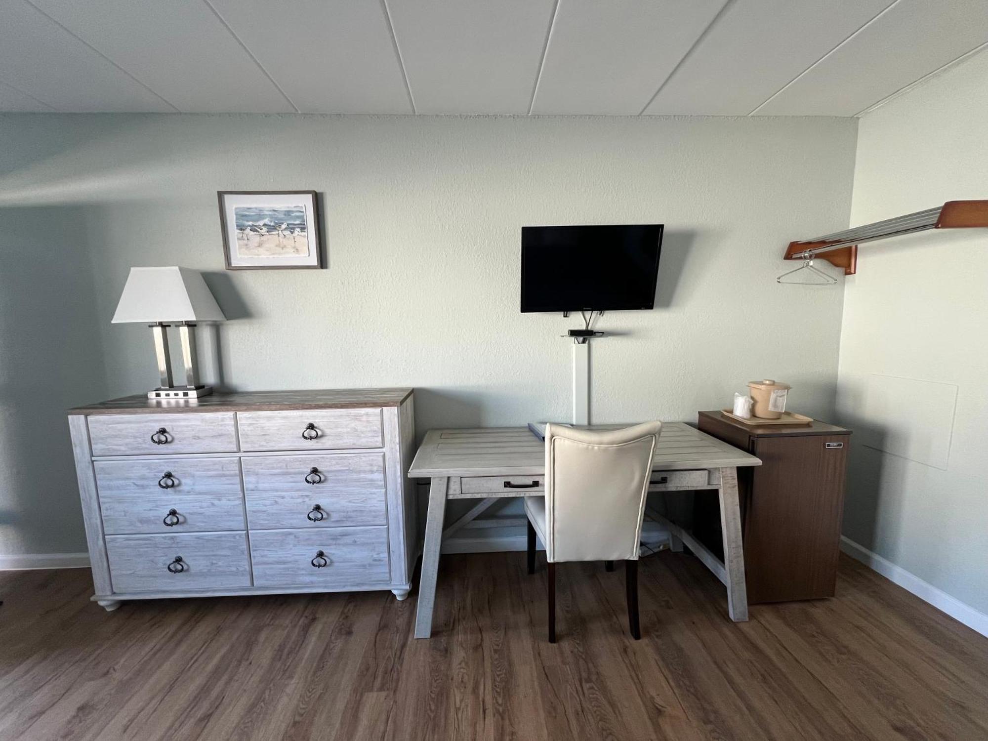 Sand Pebble Motor Lodge Пойнт Плезънт Бийч Екстериор снимка