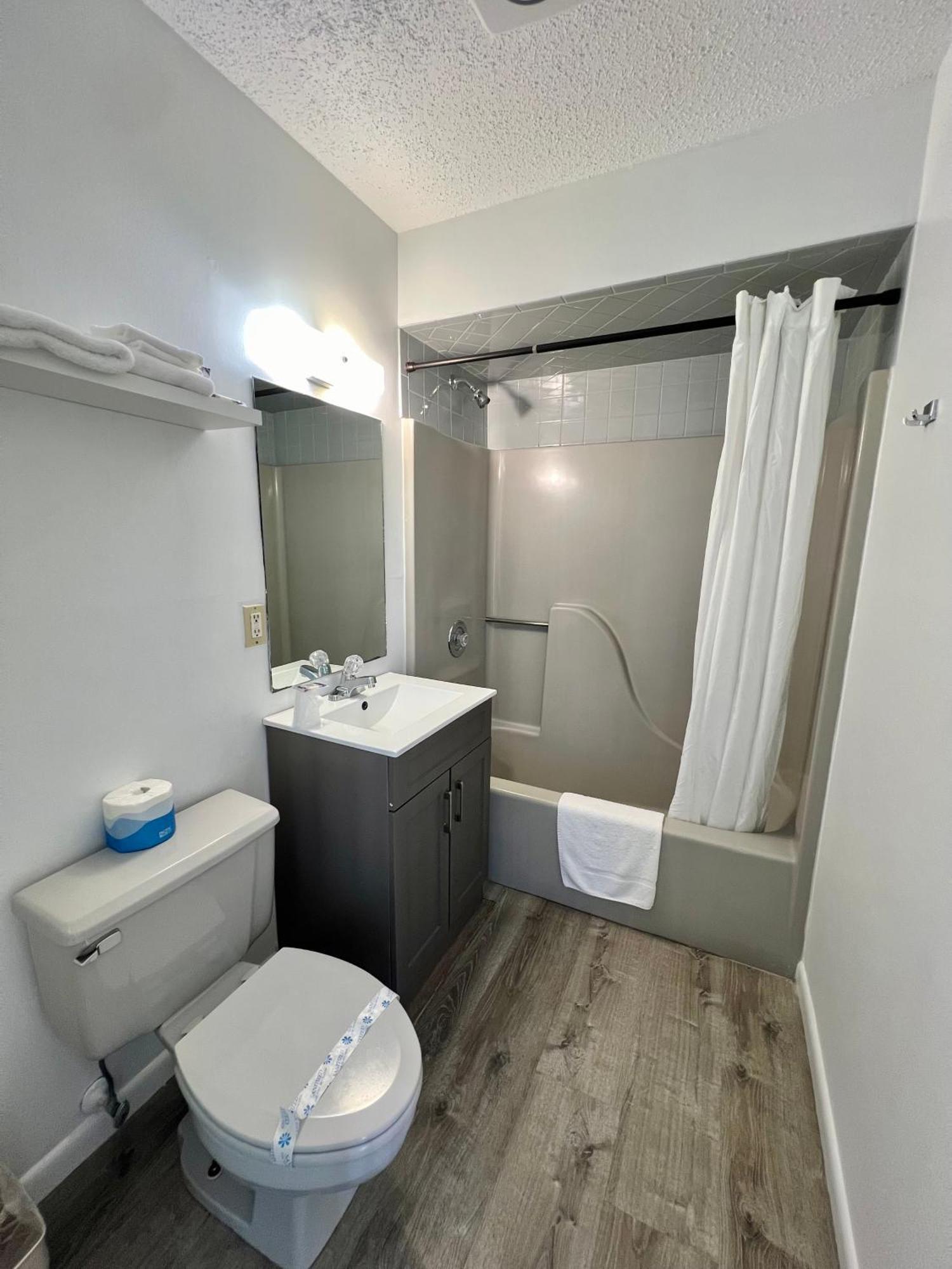 Sand Pebble Motor Lodge Пойнт Плезънт Бийч Екстериор снимка
